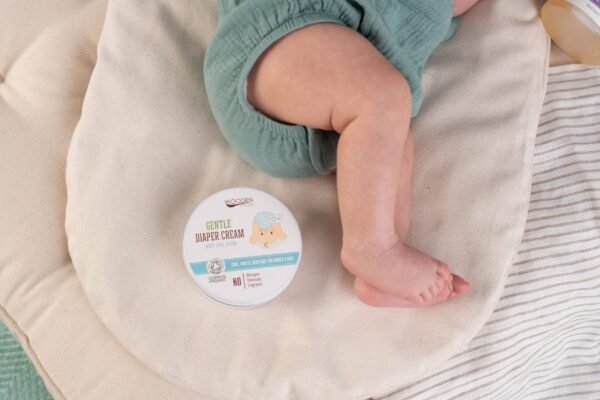 Био сертифициран нежен бебешки крем за зоната на пелената, съставен от деликатни натурални масла в комбинация с не-нано цинков оксид и лайка от biobabycare.bg