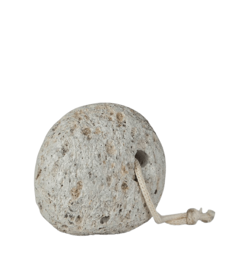 Натурална пемза е лек, но абразивен камък, който се използва главно за отстраняване на твърда, суха кожа oт biobabycare.bg