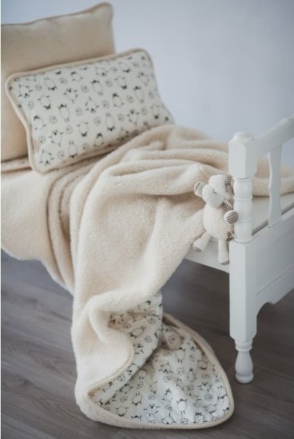 Детско вълнено одеяло Mocha поддържа оптимална телесна температура, което намалява честотата на събуждане през нощта oт biobabycare.bg