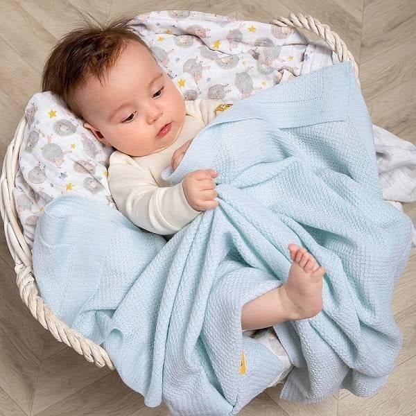 Бебешко одеяло от Shushulka е направено от финно мерино, която е финна и много мека материя специално за твоето дете и бебче oт biobabycare.bg