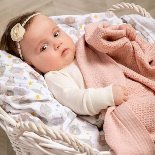 Бебешко одеяло от Shushulka е направено от финно мерино, която е финна и много мека материя специално за твоето дете и бебче oт biobabycare.bg