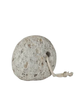 Натурална пемза е лек, но абразивен камък, който се използва главно за отстраняване на твърда, суха кожа oт biobabycare.bg