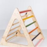 Веселият триъгълник е изключителен, защото има различни стени за катерене, като може едната страна да се сваля и слага и малките любознатели може да преминават под него, като тунел oт biobabycare.bg