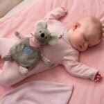 Играчка Против Колики Мабел от Sterntaler с вътрешна торбичка, пълна с пшеничени зърна, която се затопля в микровълнова или обикновена фурна и дава топлина на Вашето бебе като облекчава болките oт biobabycare.bg